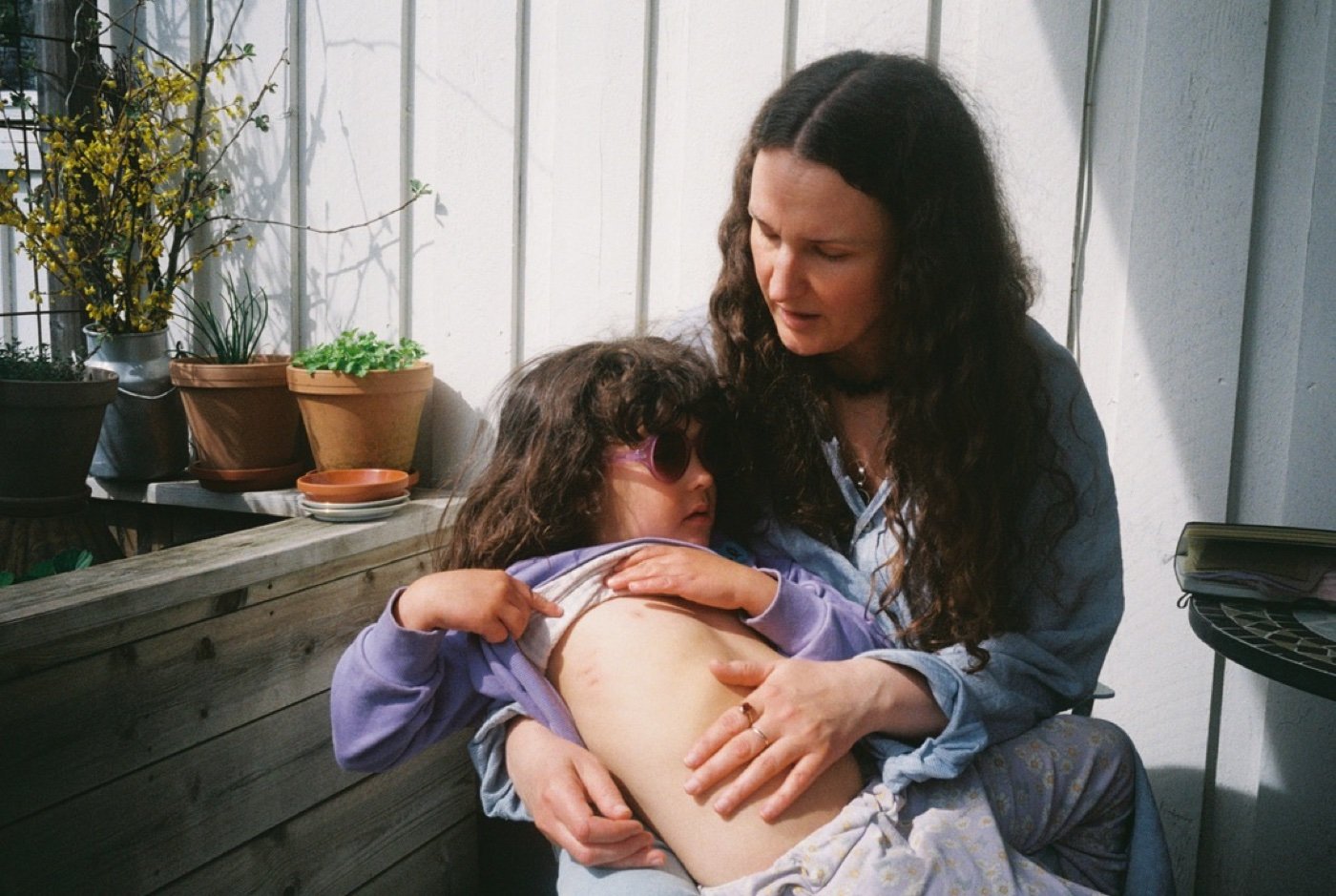 Tarinii and the little one on the balcony in spring sun